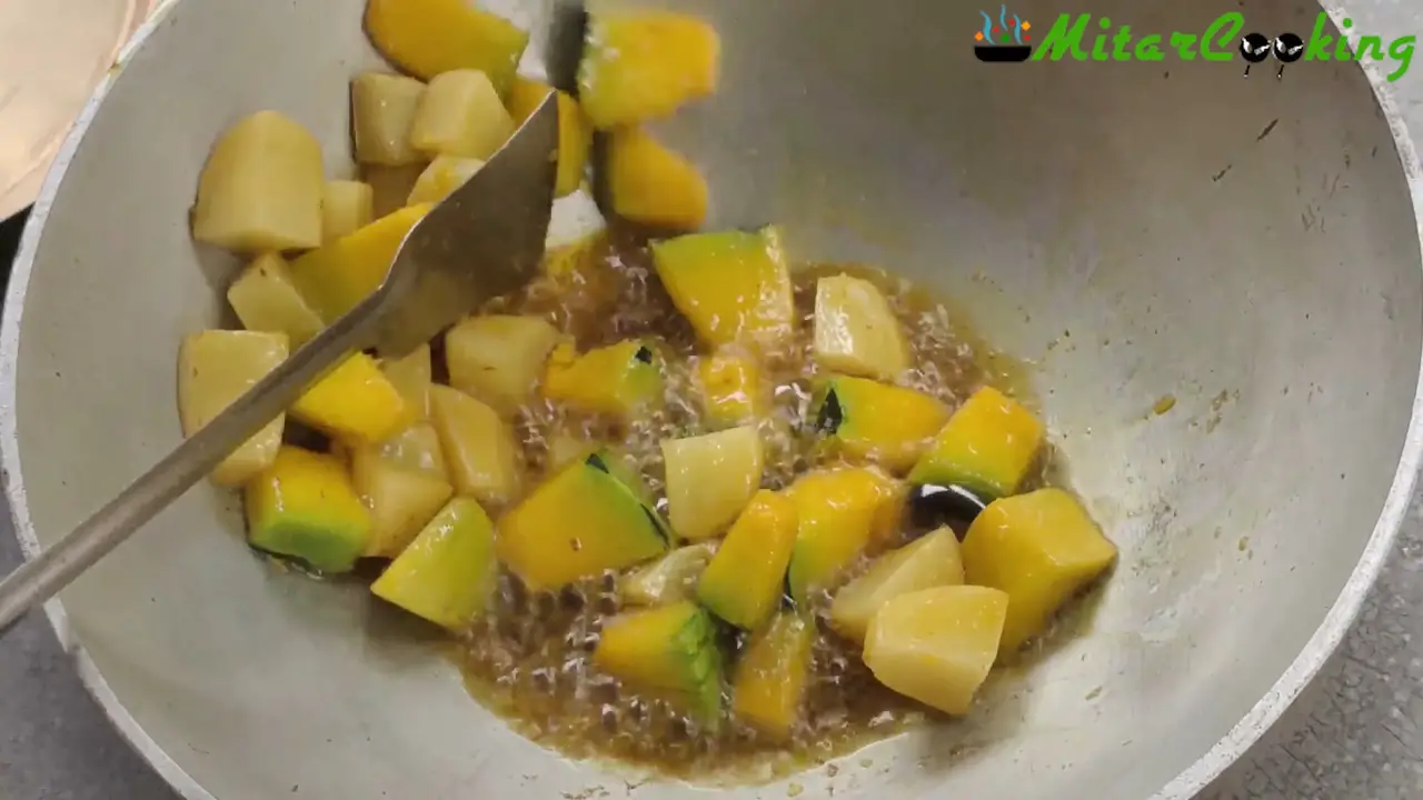 Taking out the half-fried vegetables