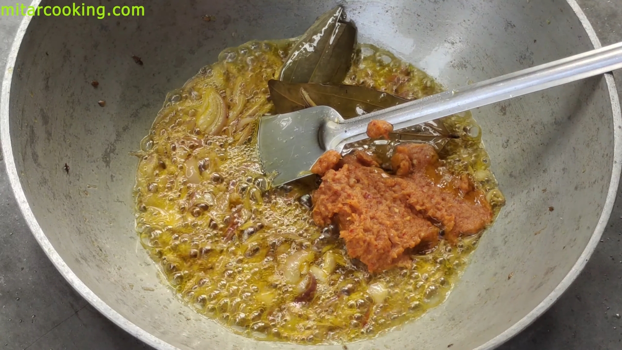 Add ginger-garlic-dry chili paste and Stir