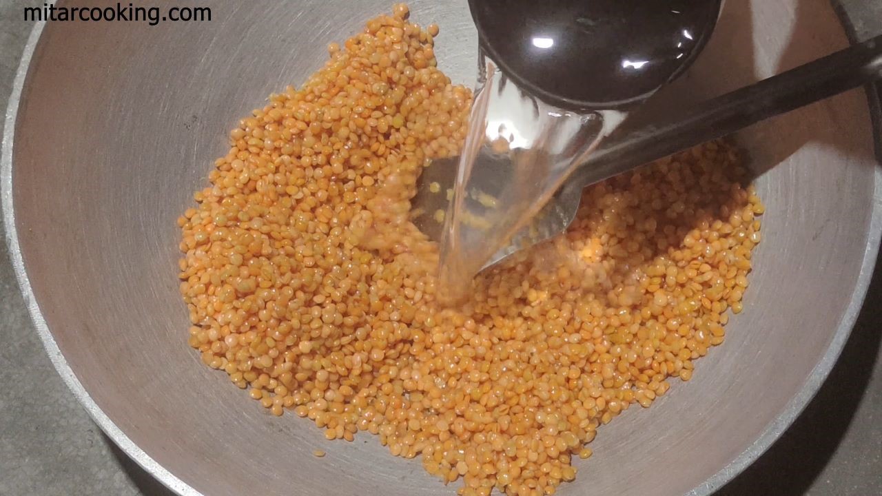 Adding hot water to the lentils