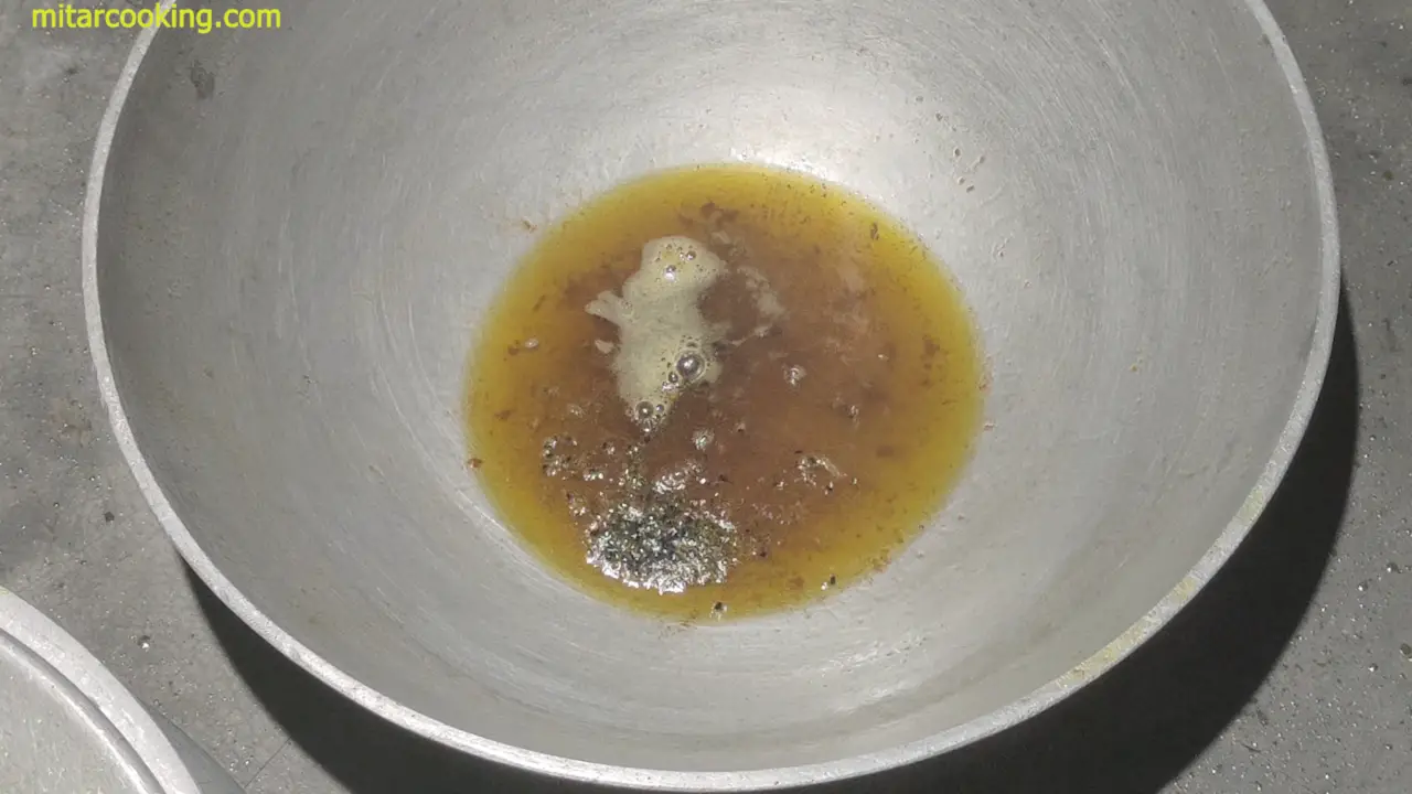 Adding black cumin seeds to the oil