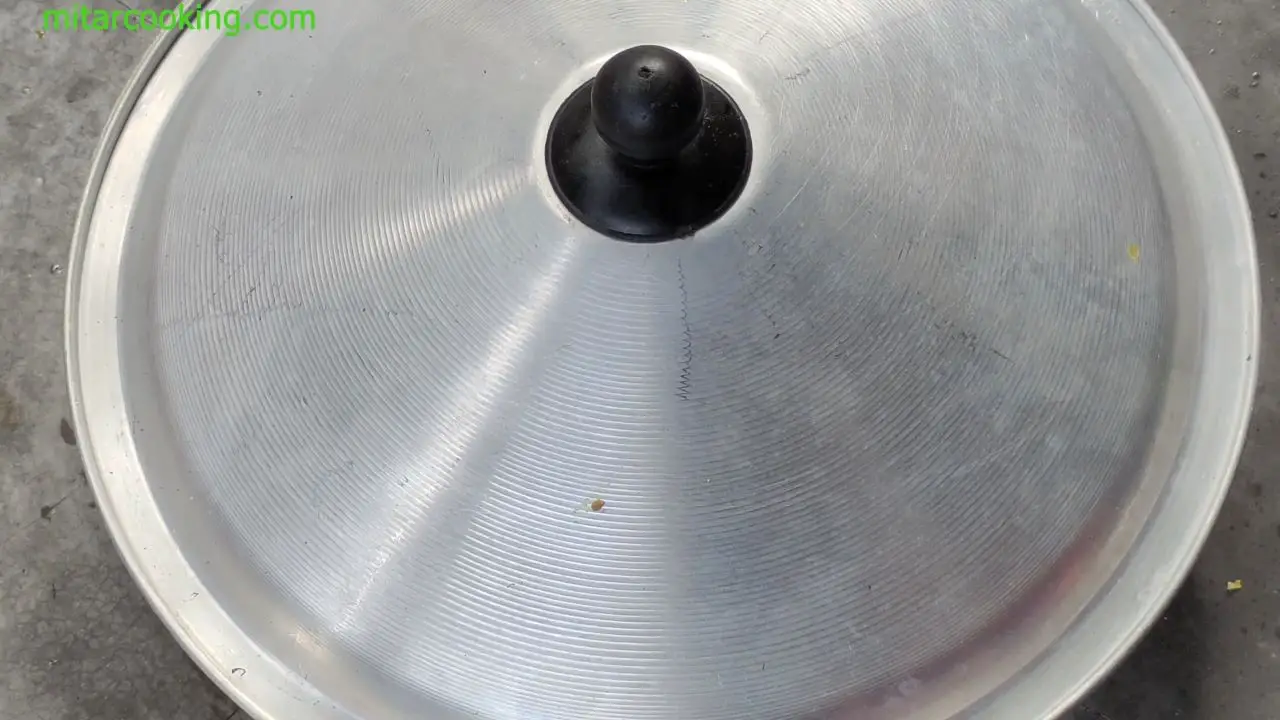 Covering kadai with a lid