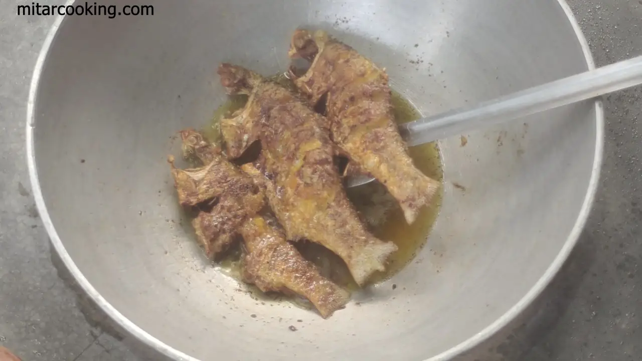 Frying both sides of the puti fishes