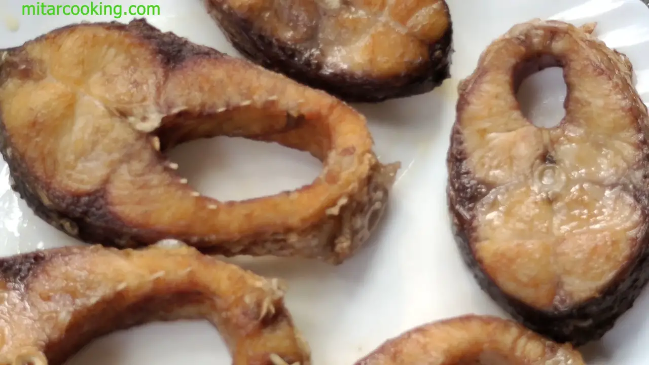 Keeping fried fish pieces aside