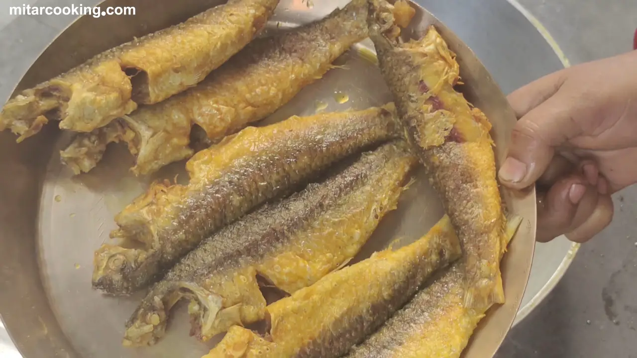 Taking out fried fish