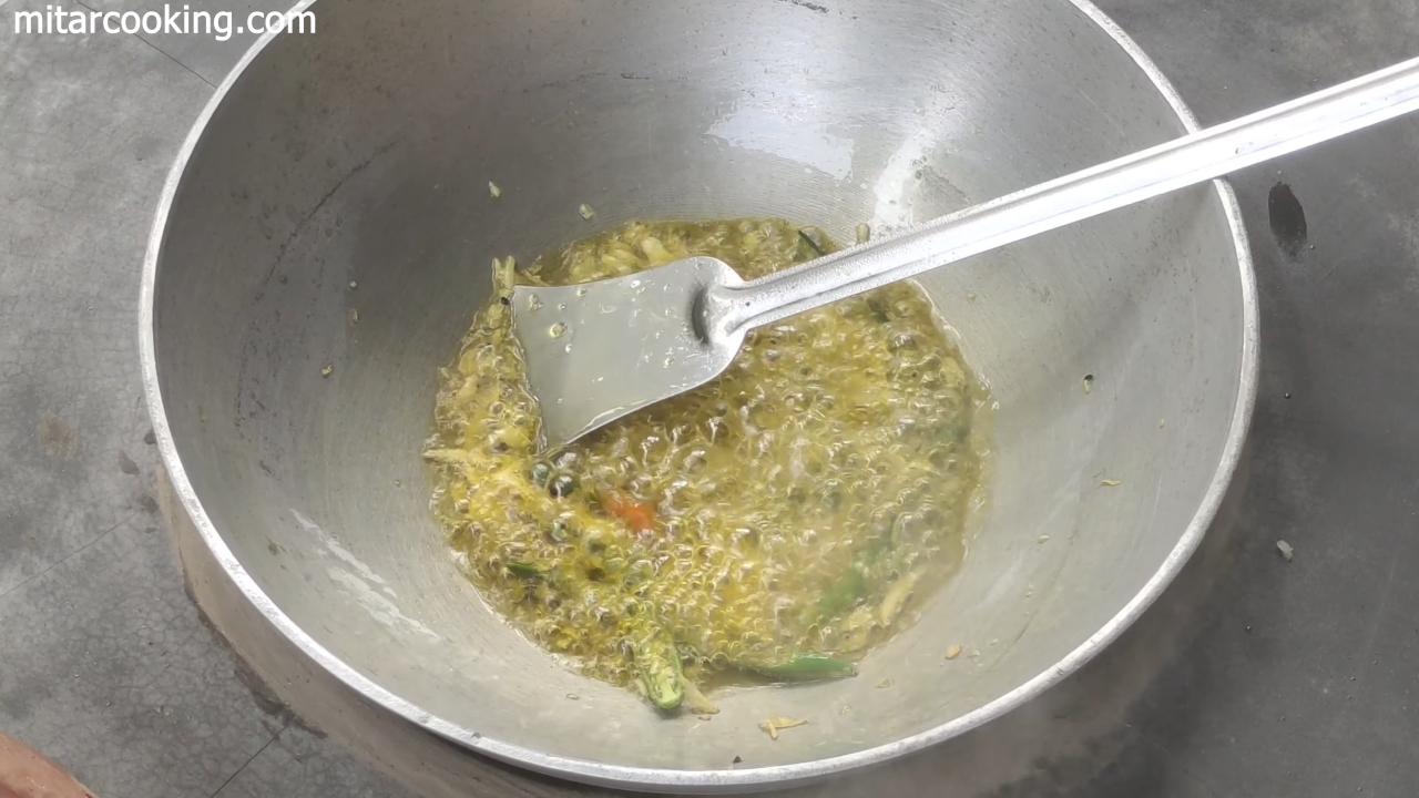 Frying smashed garlic and green chilis