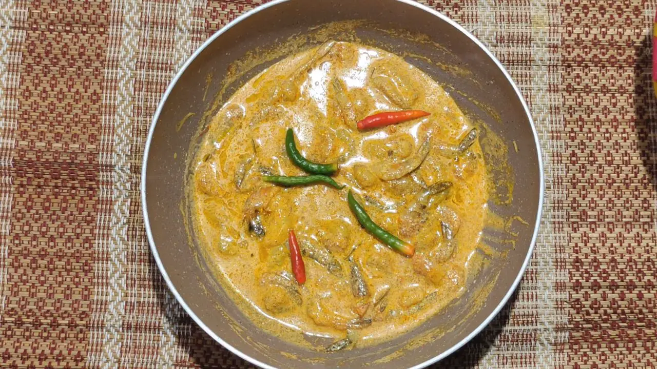 Add green chilies to the prawns kadai paturi