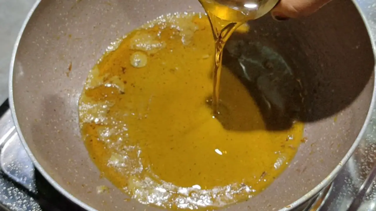 Add oil to the same pan