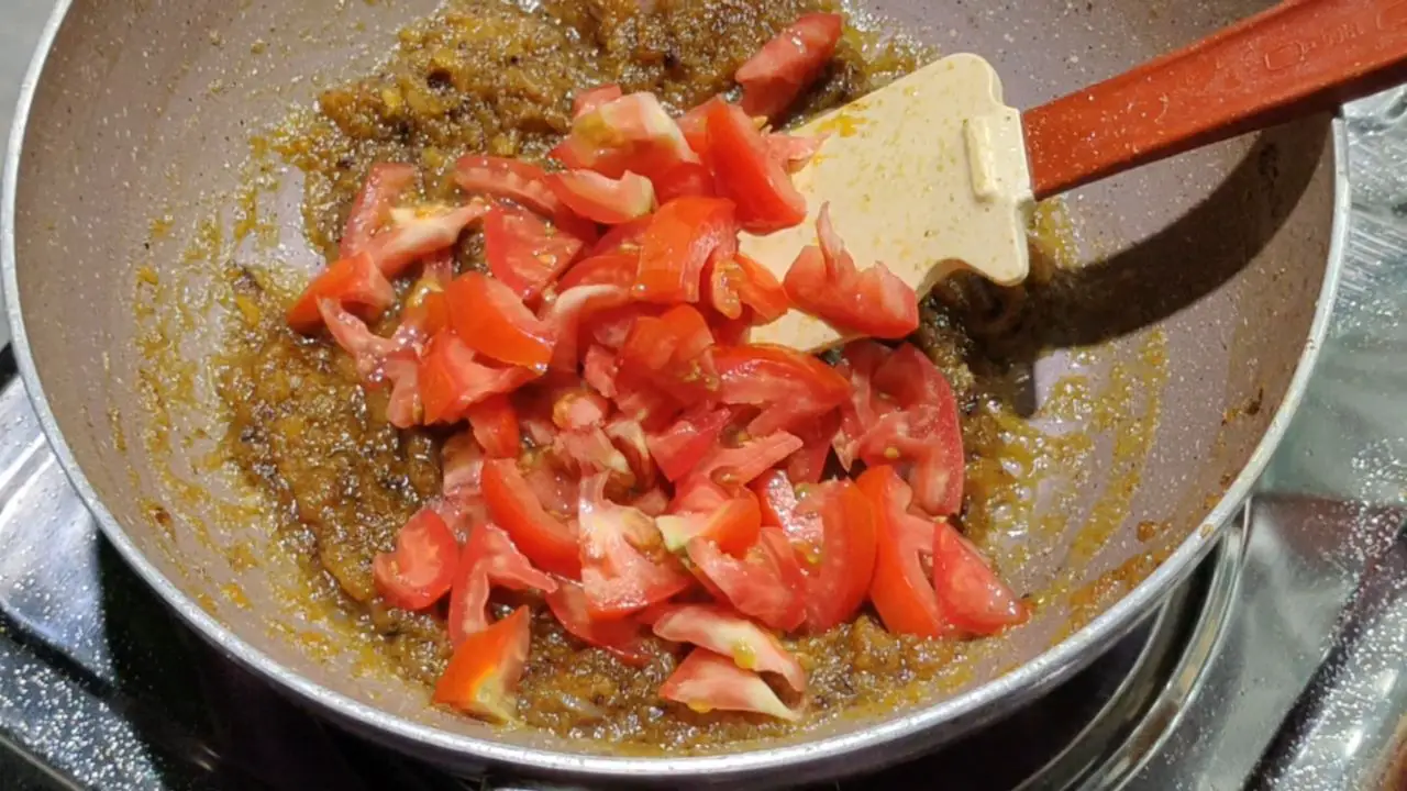 Adding sliced tomatoes