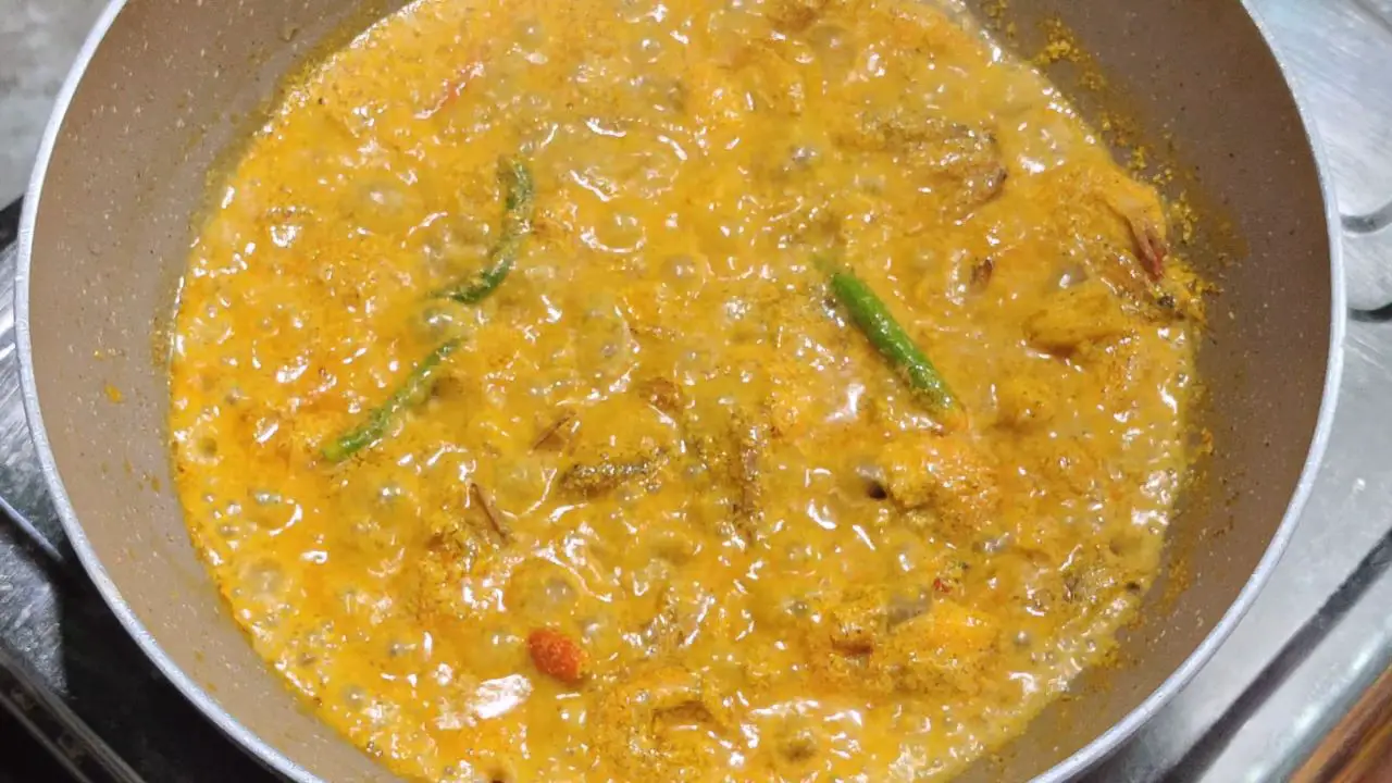 Cooking prawn kadai paturi on high flame