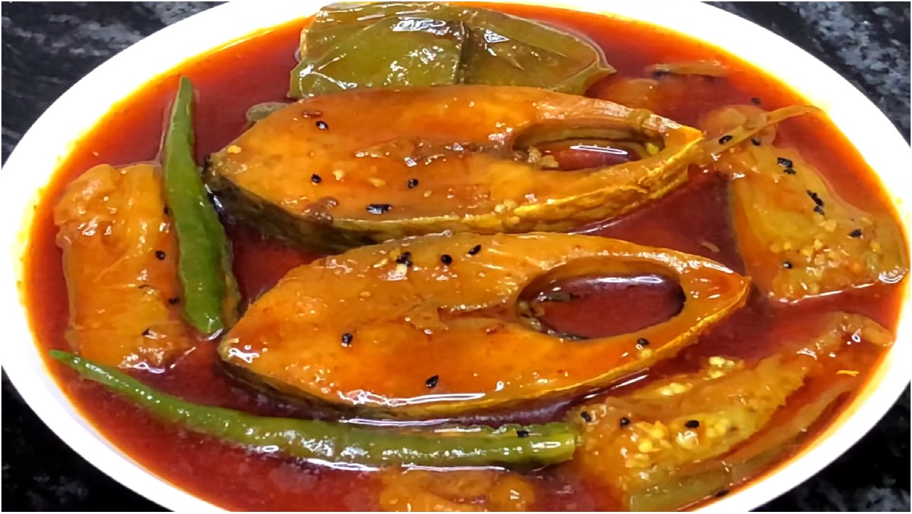 Ilish Beguner Jhol (Hilsa Fish and Eggplant Curry)
