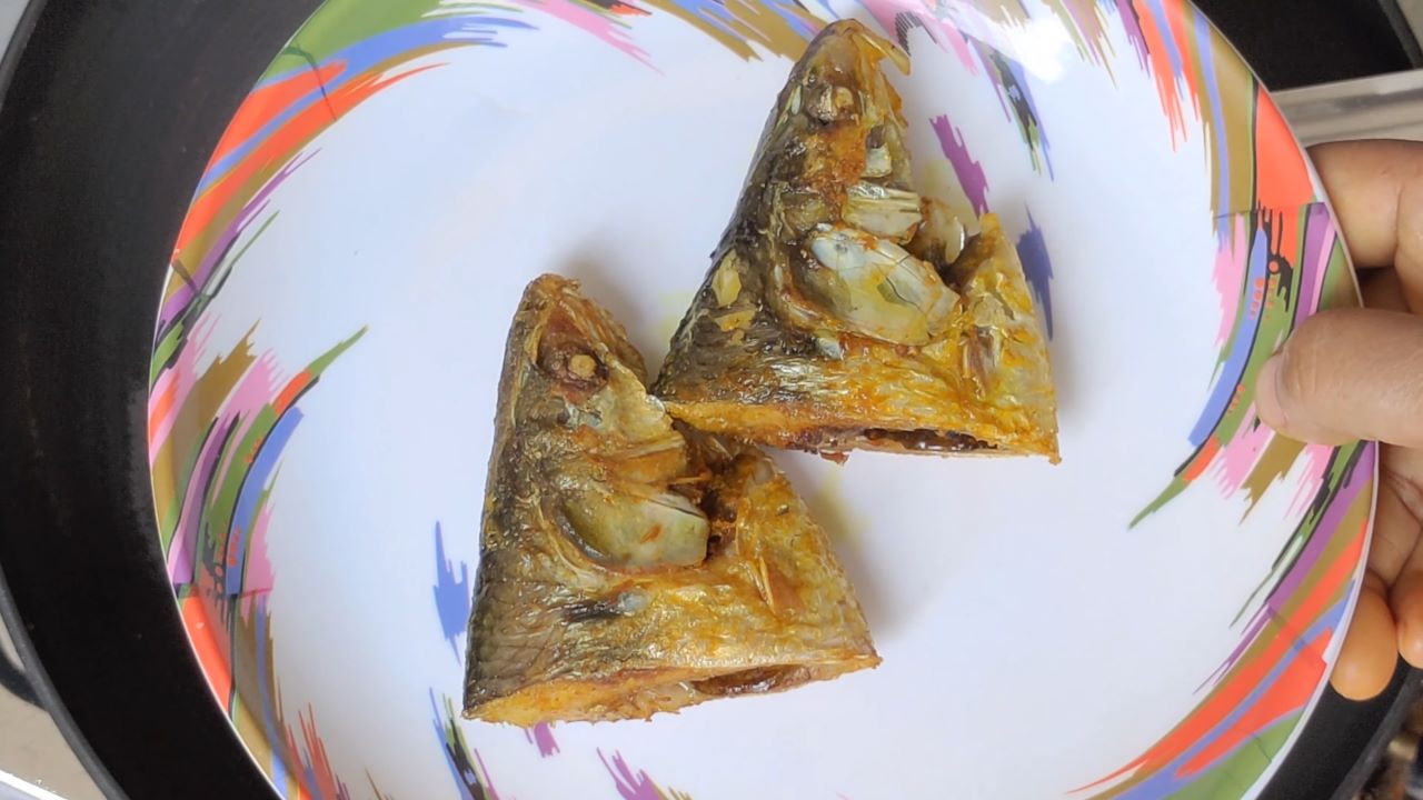 Take them out fried Hilsa fish head on a plate