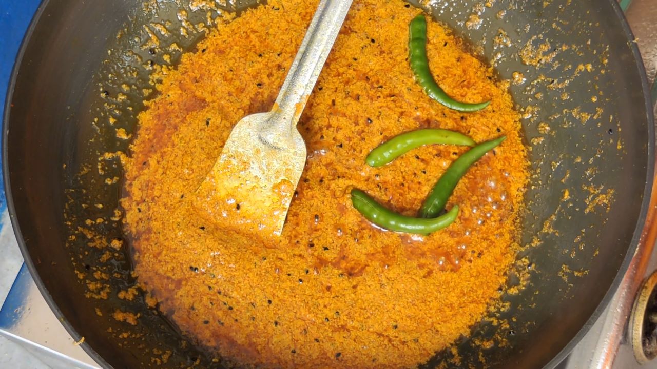 Add green chilies in the masala
