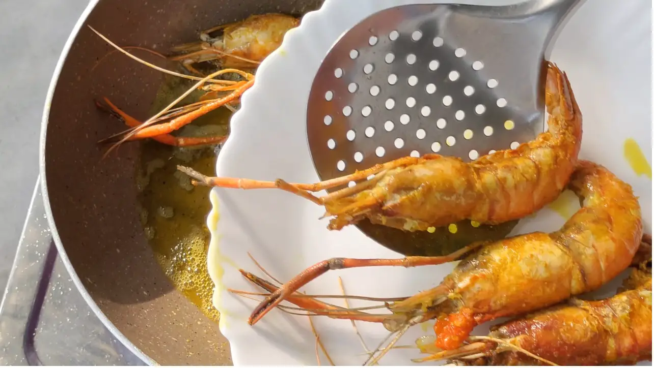 remove prawns on a plate