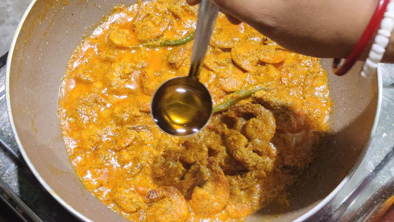 Add 1 tablespoon of mustard oil on top of the prawn kadai paturi
