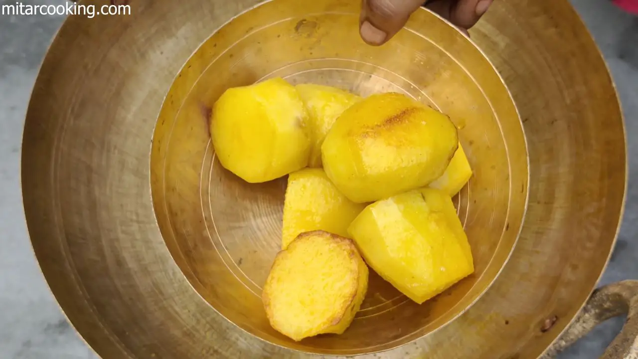 Taking fried potatoes out of the pan