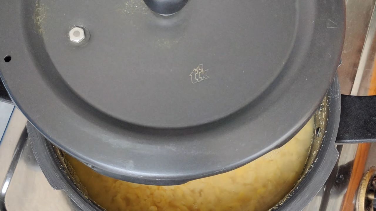 Putting pressure cooker lid on