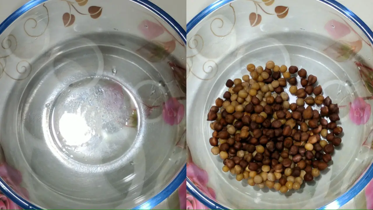 Add the boiled black chickpeas and boiled yellow peas to a bowl