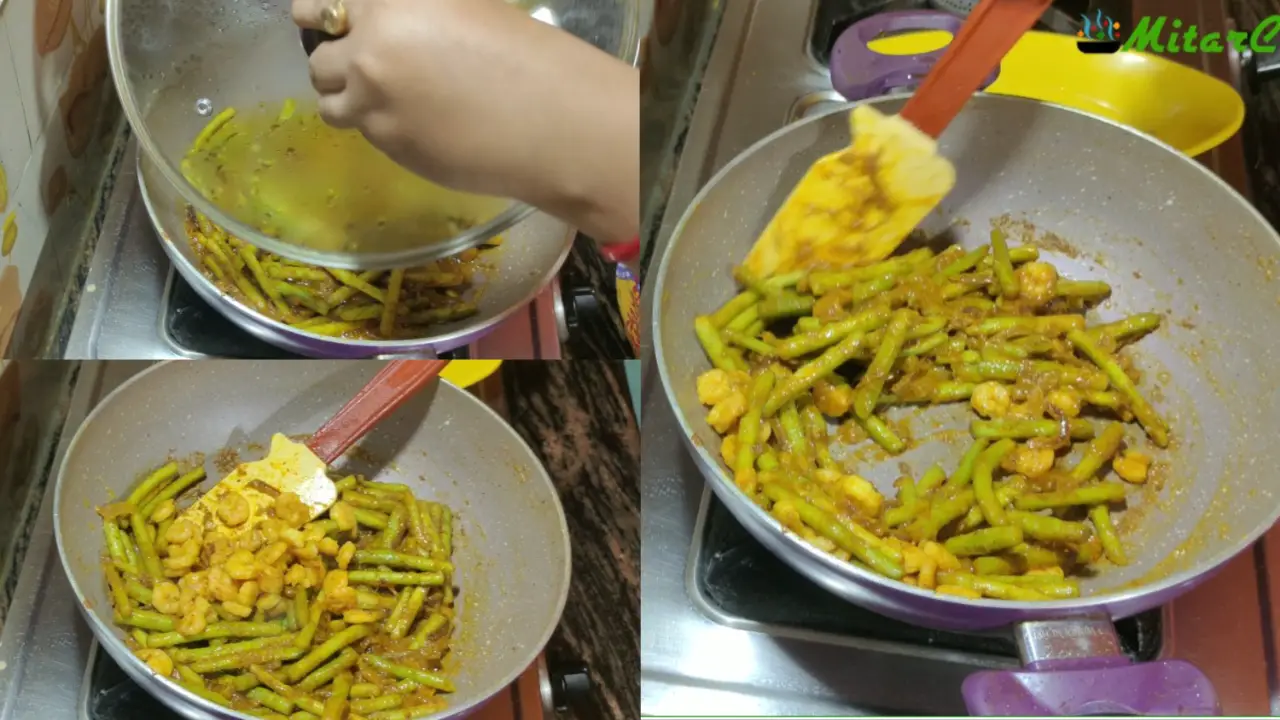 Adding all the sautéed prawns to the wok
