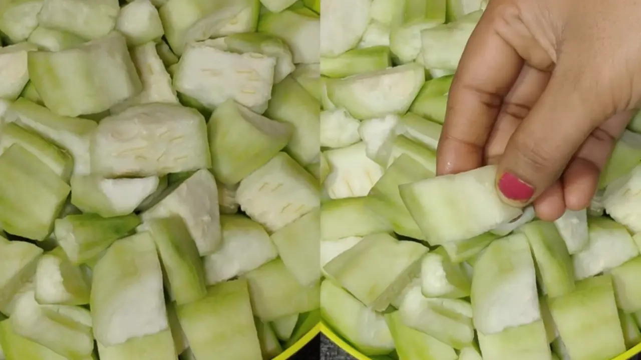 Cut ridge gourds pieces