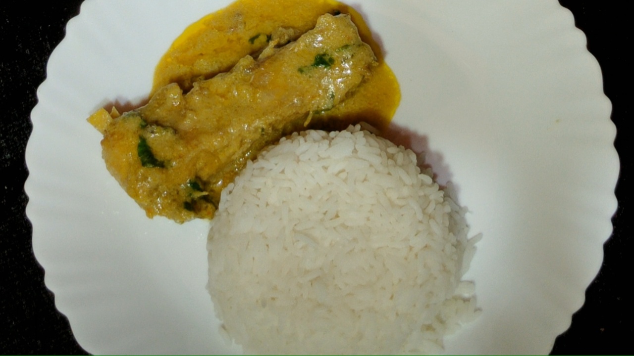 Serving Doi Katla with steamed rice
