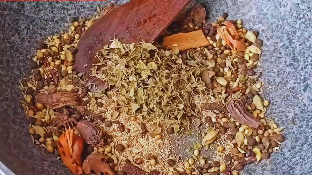 Adding 1 tbsp of dry fenugreek leaves