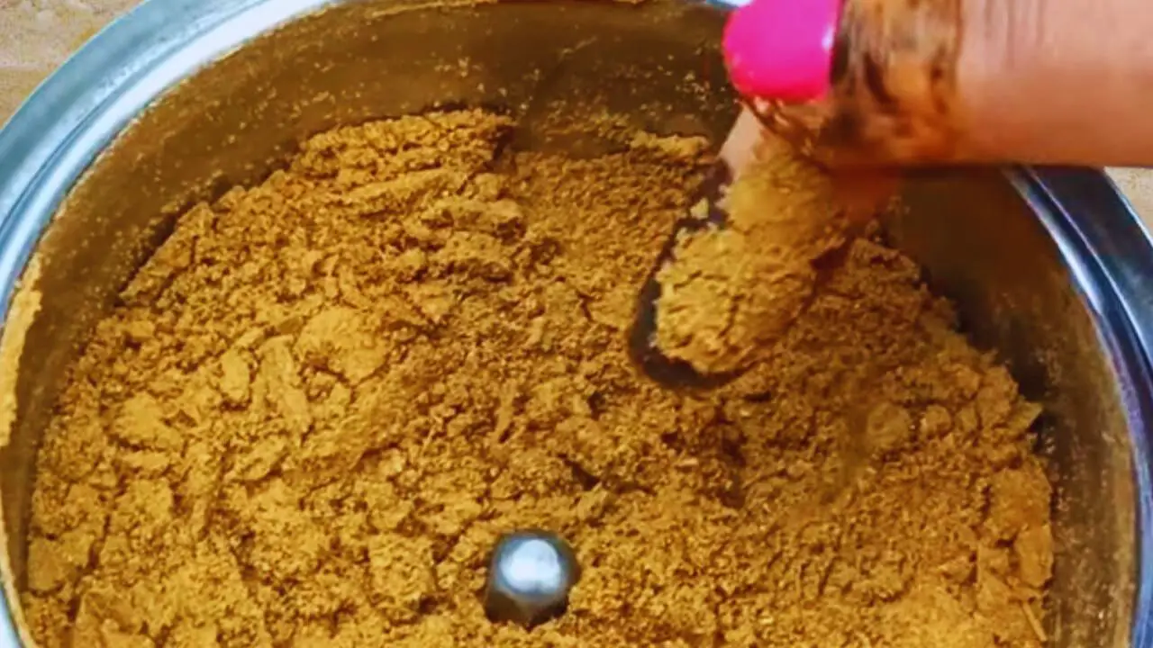 Checking the coarseness of the ground spices
