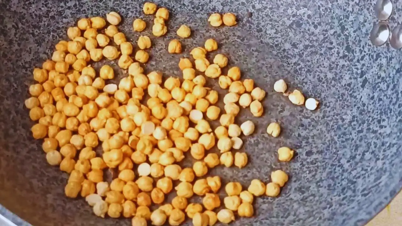 Putting 50 gms of chickpeas into the pan