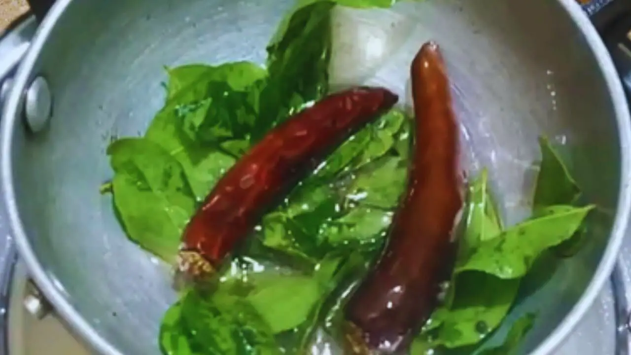Color of the fresh green curry leaves changes