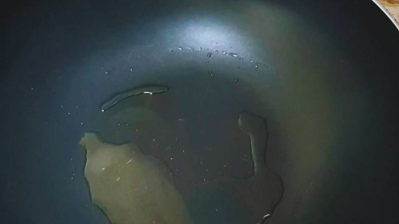 Pour 1 tbsp of white oil in pan