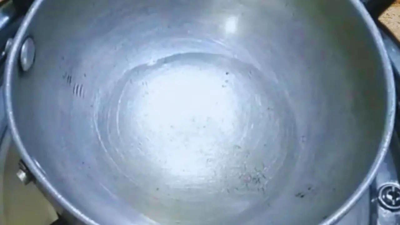 Put 2 tbsp of white oil in tadka pan