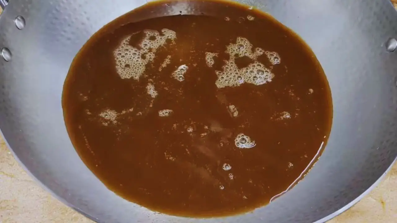 Pouring the liquified tamarind in
