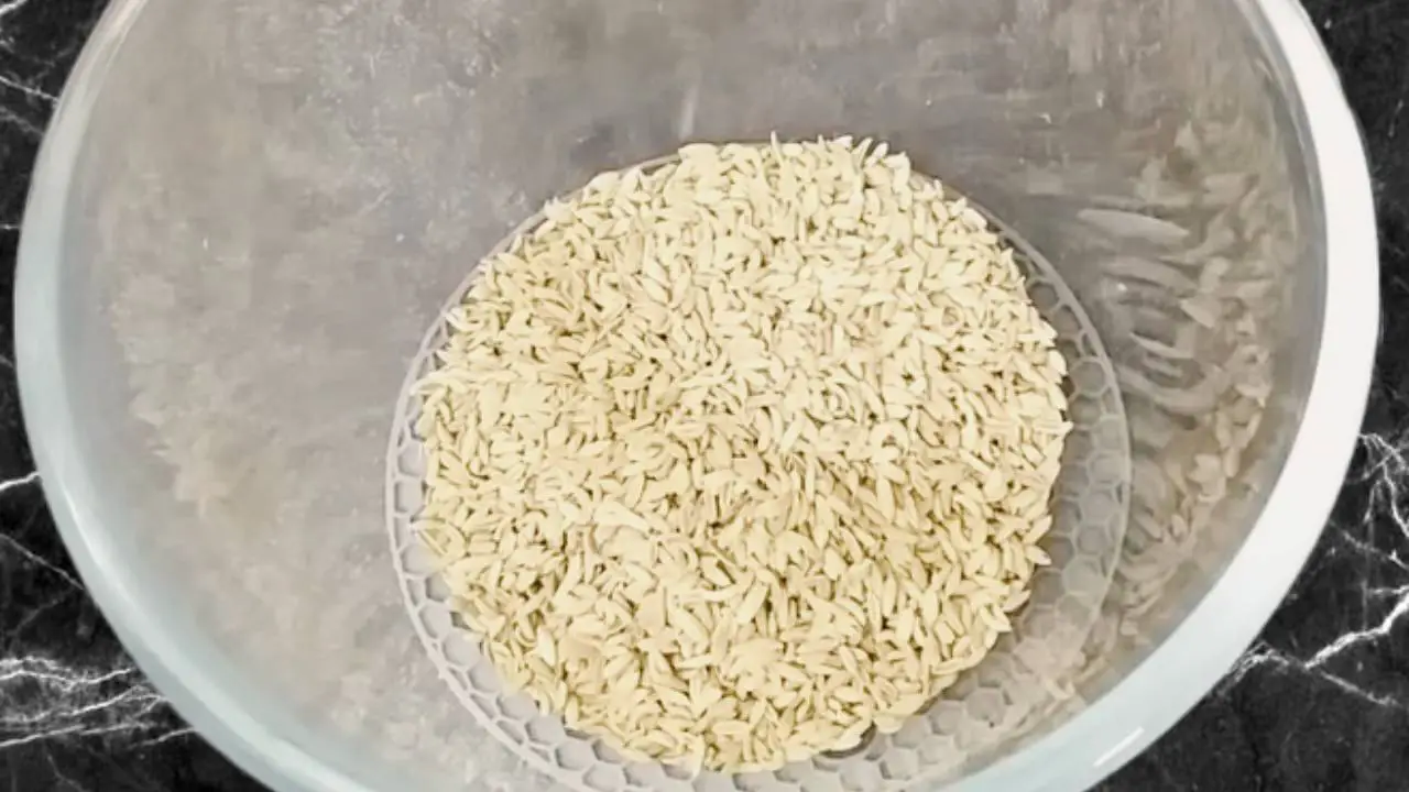 Putting 6 tbsp of fennel seeds in bowl