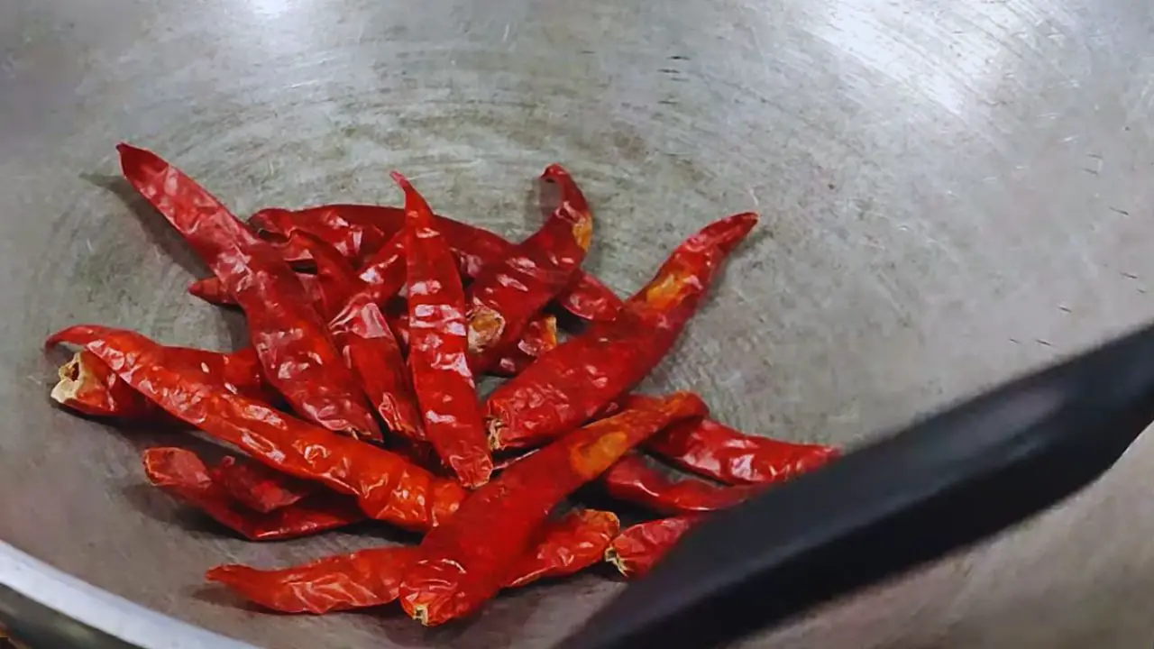 Srirring dried red chili