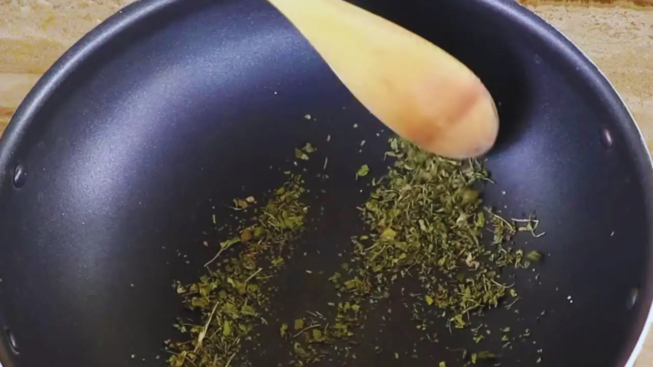 Stirring dry fenugreek