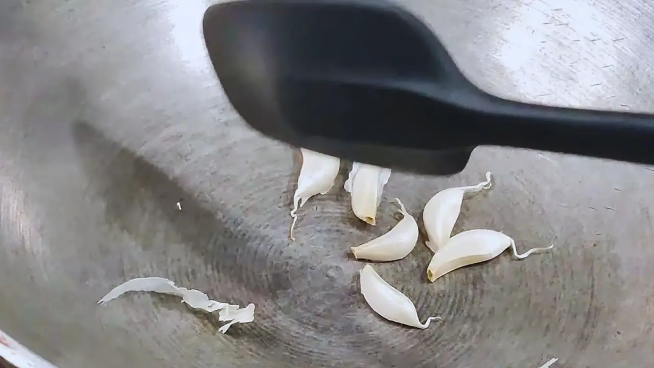 Stirring garlic