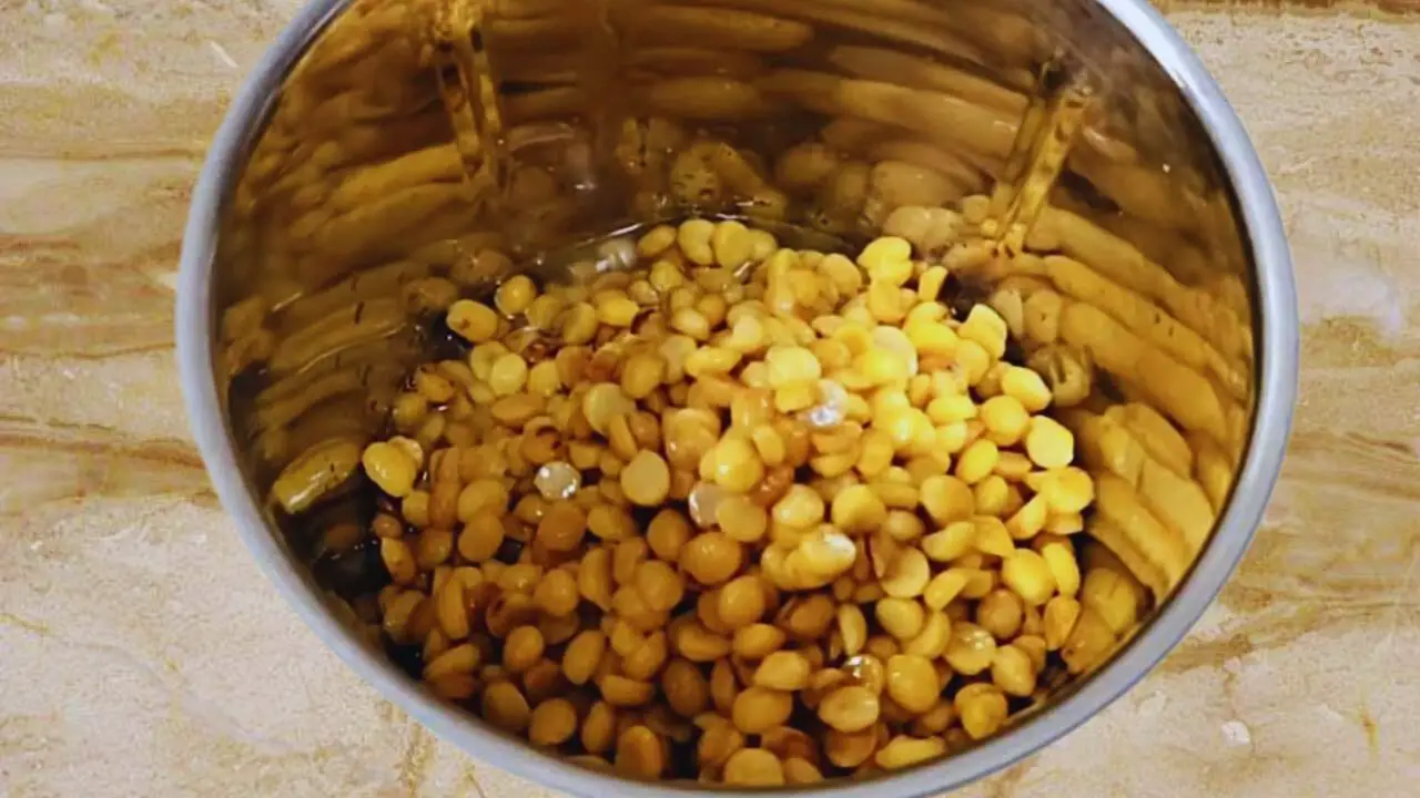 Transfered the split chickpeas into the grinder