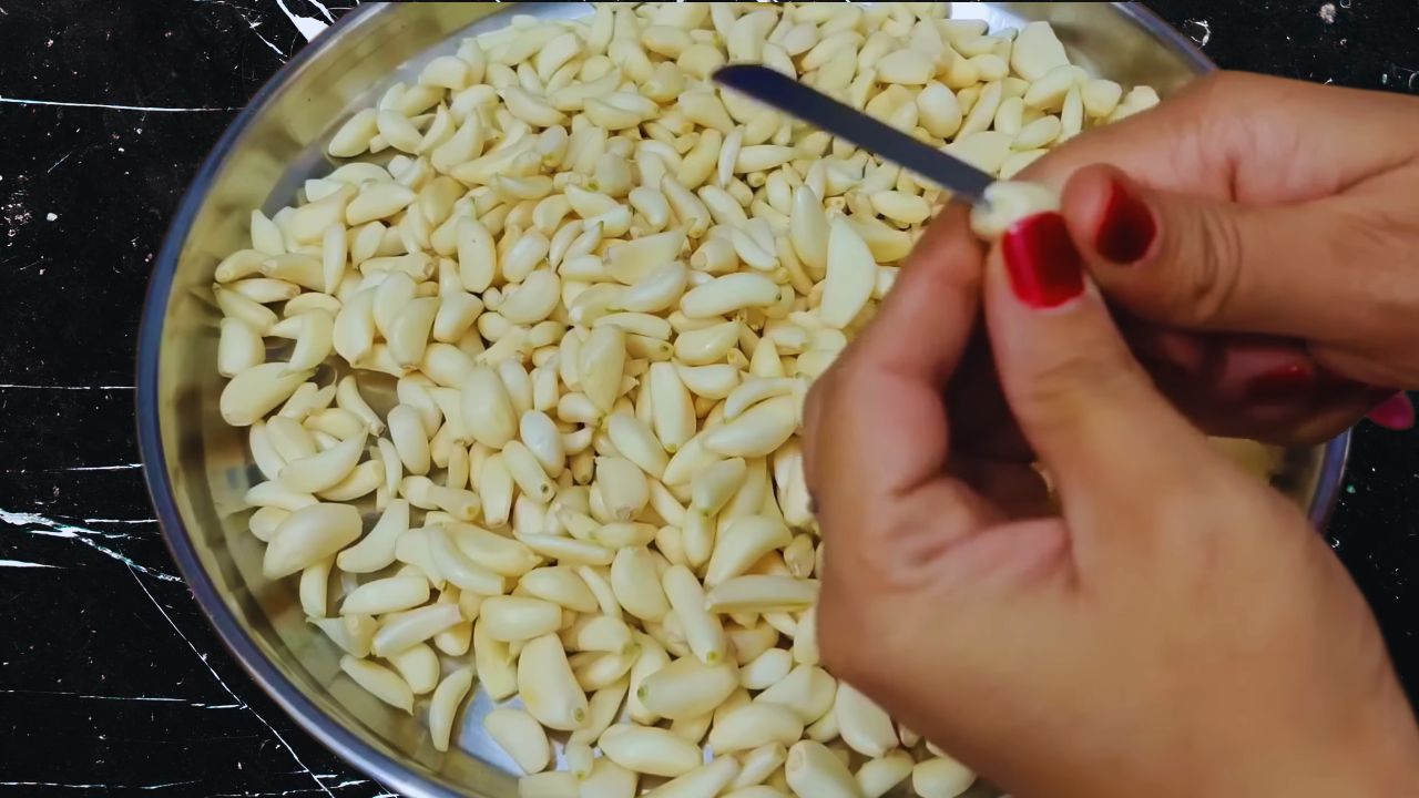 Peeling 500 gm of garlic cloves