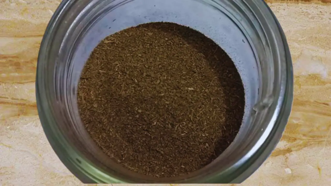Adding 4 tbsp or 16 gms of dry mint (pudina) leaves powder