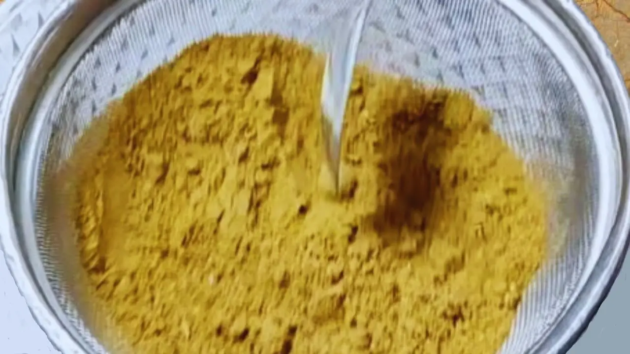 Pouring the powder into the strainer