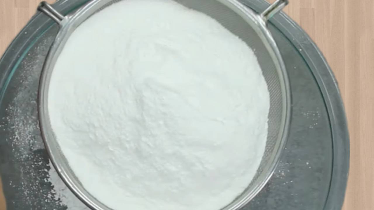 Pouring half a cup of flour, add 1 tsp salt, and 1 cup of rice flour to it