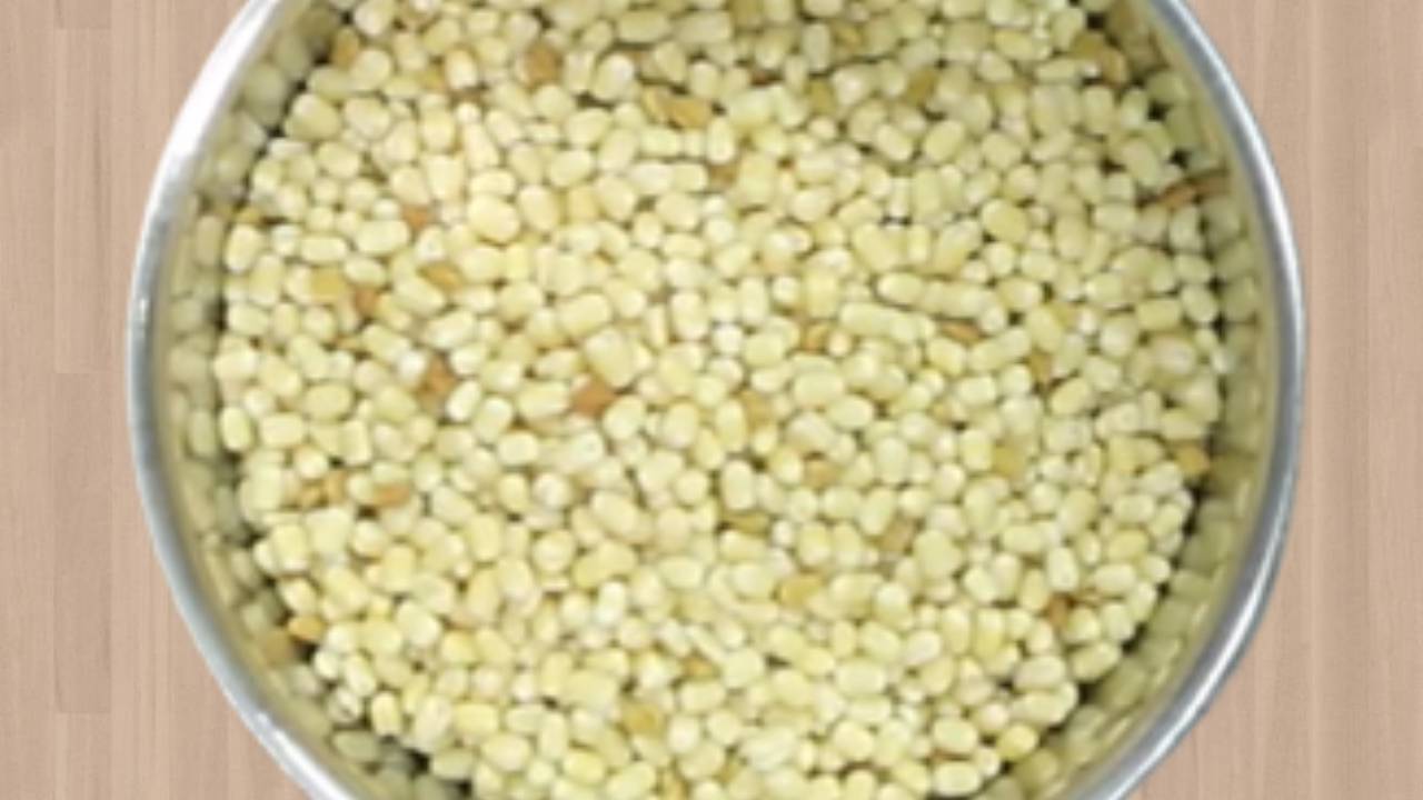 Pouring the dal and fenugreek seeds