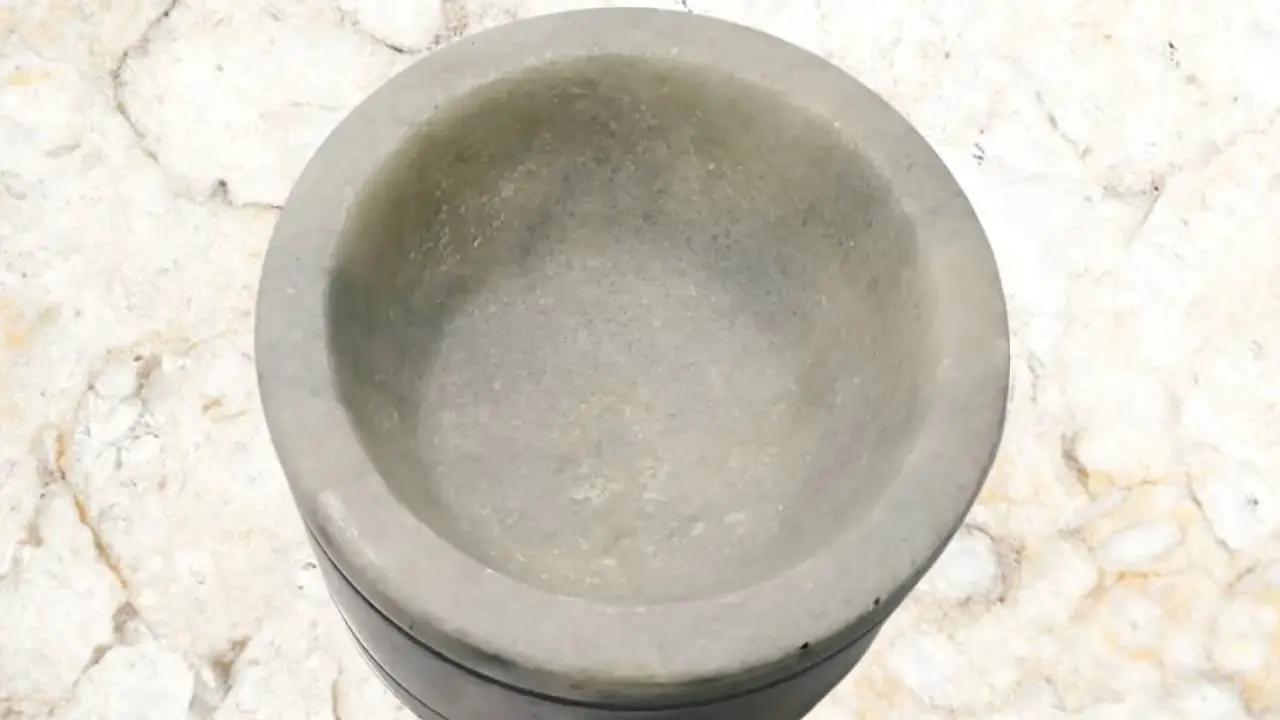 A mortar & pestle (haman dista)