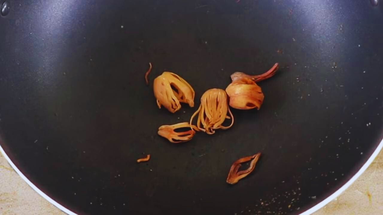 Dry roasting 4 pieces of mace (javitri)