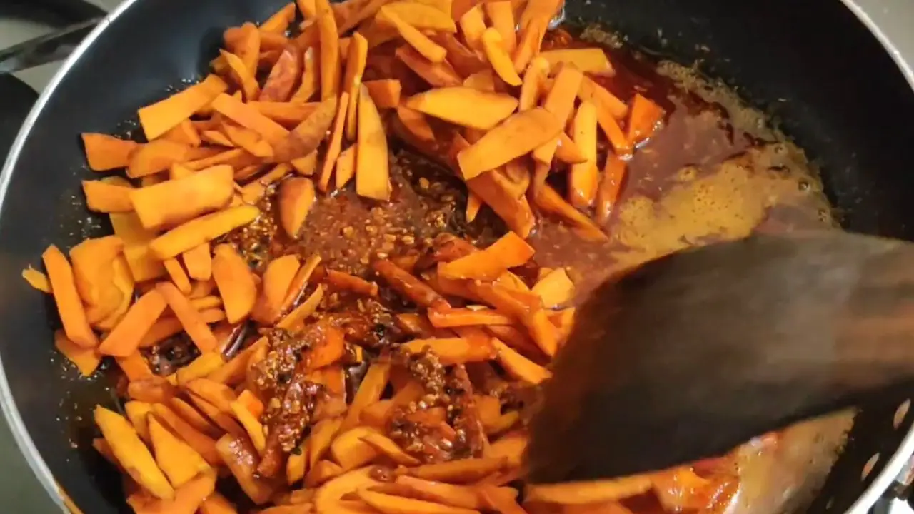 Adding all the turmeric pieces into the mixture