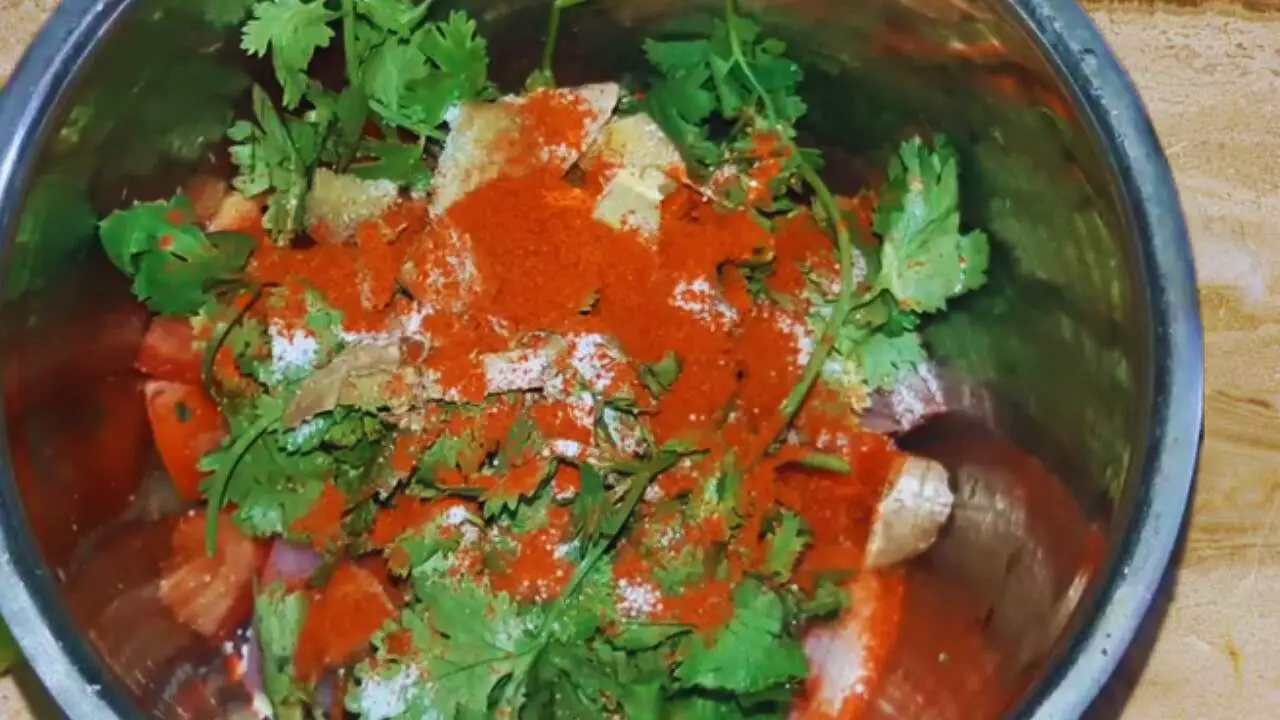 Adding dry red chili powder for a spicy black sesame chutney