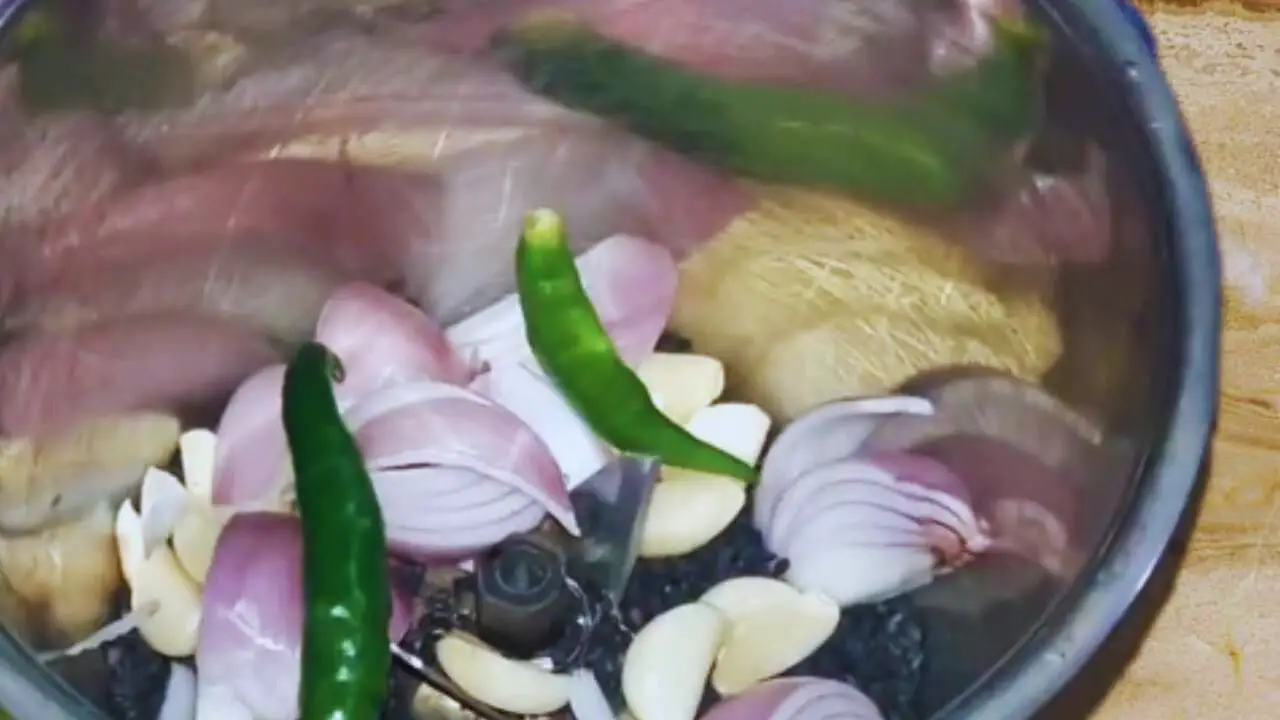 Adding fresh green chilies to add spiciness to the black sesame chutney