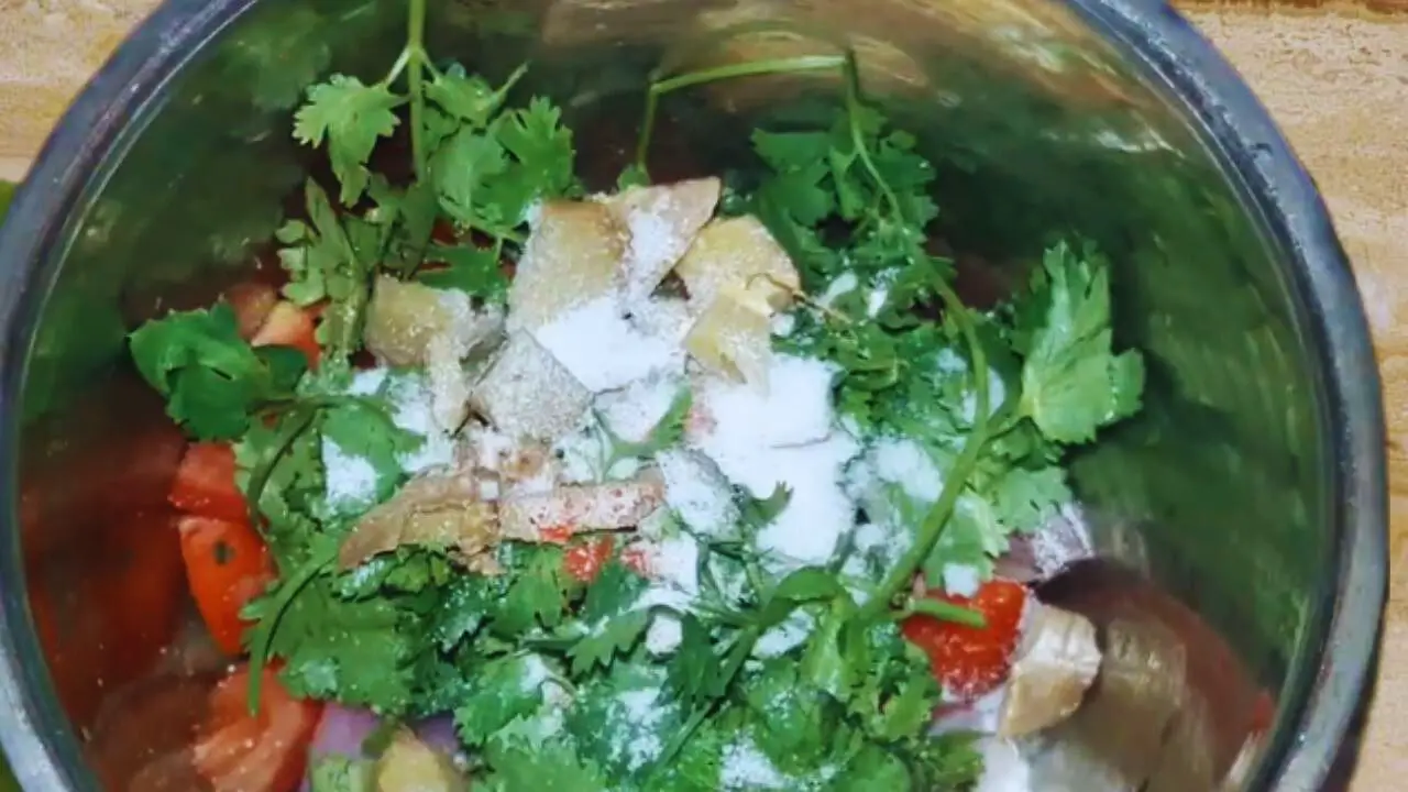 Adding salt to the ingredients of black sesame chutney