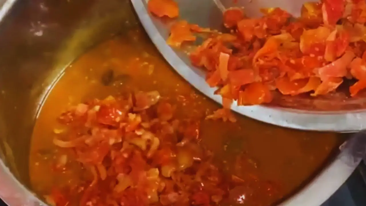 Adding the tomatoes back to the juice