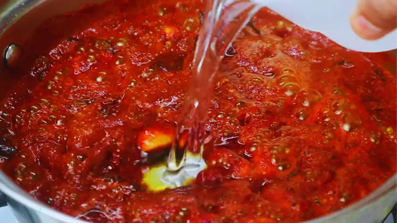 Adding 200 ml vinegar into the spice mix