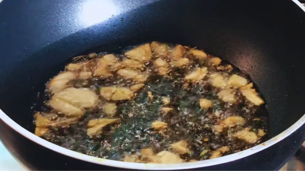Heating 3 tablespoons of oil, and adding 1/2 teaspoon of black mustard seeds, and sauté 5 to 6 crushed garlic cloves